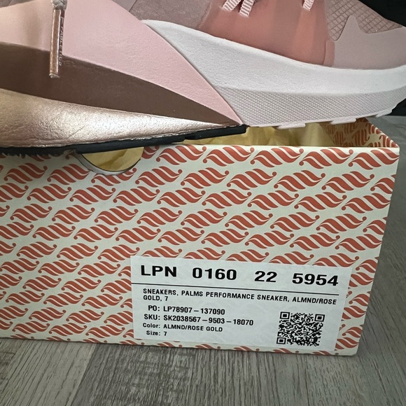 New in box new with tags Fabletics sneakers size 7 - Picture 3 of 4